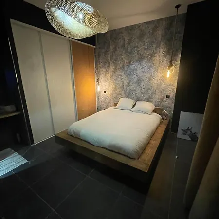 Moderne Et Climatise Apartment